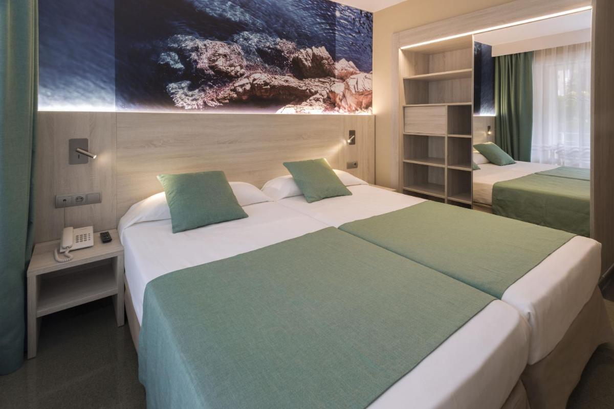 Cama o camas de una habitación en GHT Oasis Park & Spa