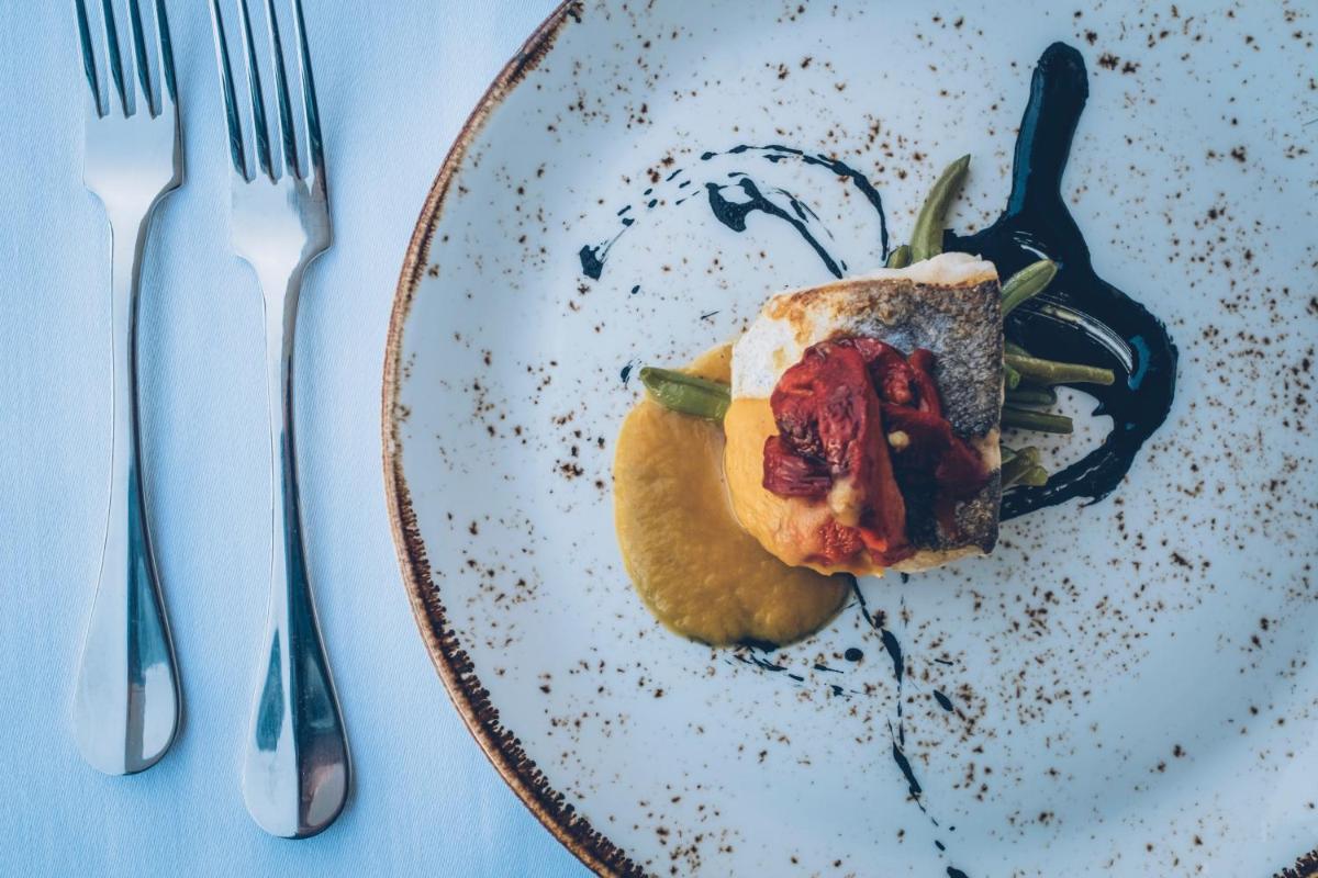 um prato com uma sanduíche numa mesa com garfos em Iberostar Selection Lagos Algarve em Lagos