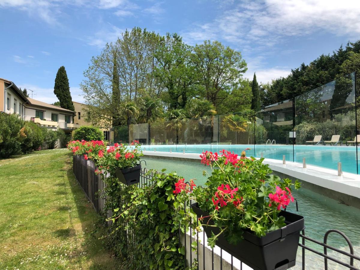 Piscine de l'établissement Logis Hotel Restaurant SPA Les Oliviers ou située à proximité