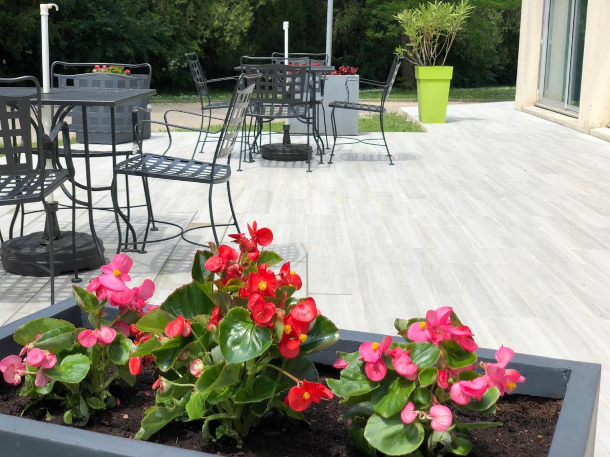 Jardin de l'établissement Logis Hotel Restaurant SPA Les Oliviers