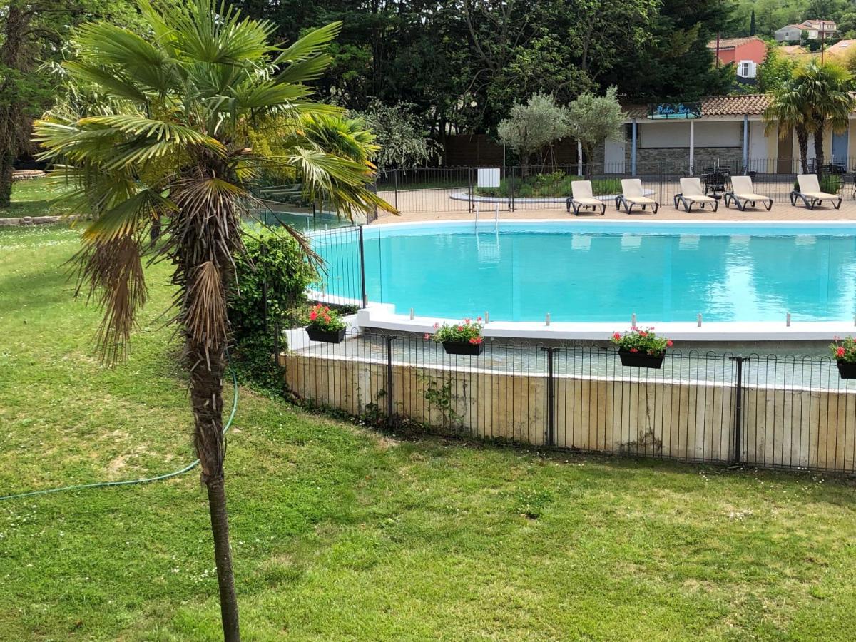 Piscine de l'établissement Logis Hotel Restaurant SPA Les Oliviers ou située à proximité