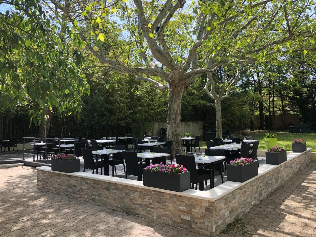 Jardin de l'établissement Logis Hotel Restaurant SPA Les Oliviers