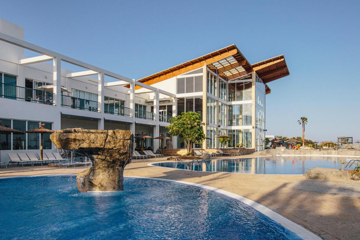 un hotel con piscina y un edificio en Alua Village Fuerteventura - All Inclusive, en Playa de Jandía