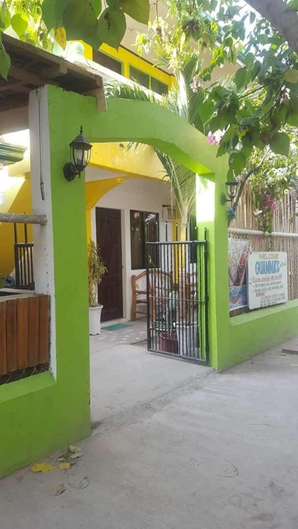 Guanna's Place Room and Resto Bar - Housity