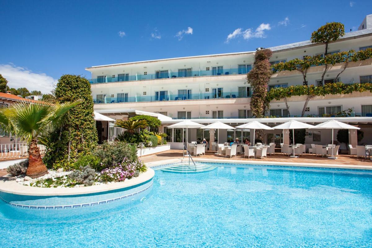 un hotel con piscina frente a un edificio en Grupotel Nilo & Spa, en Paguera