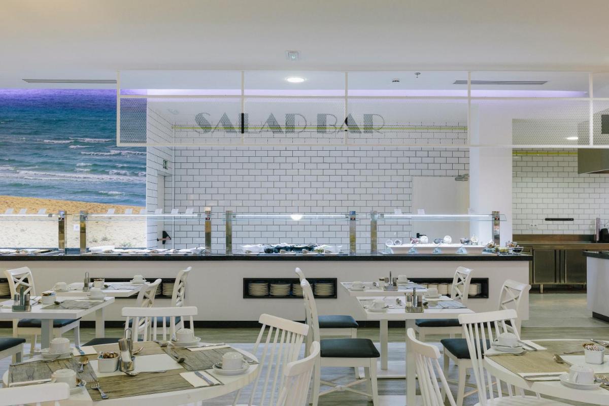 Un restaurante o sitio para comer en Alua Village Fuerteventura - All Inclusive