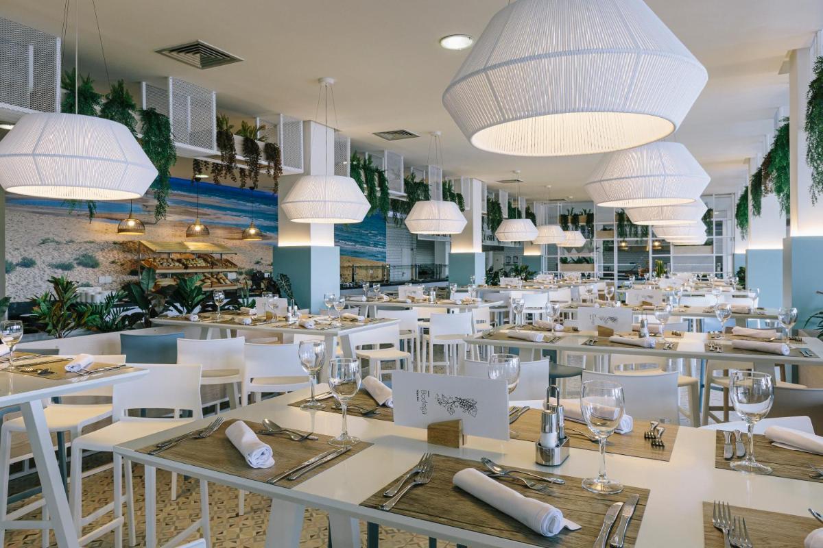 Un restaurante o sitio para comer en Alua Village Fuerteventura - All Inclusive