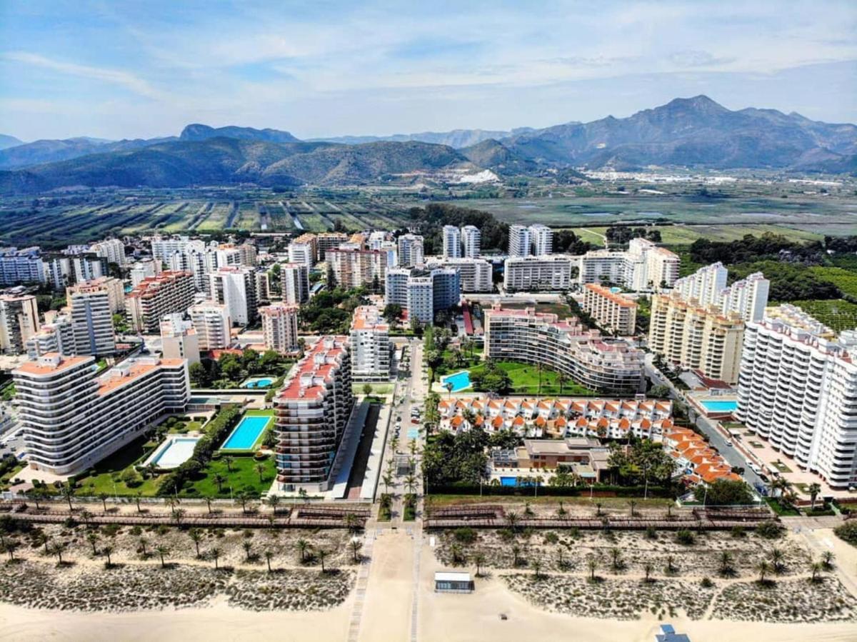 una vista aérea de una ciudad con edificios altos en Hotel Tres Anclas, en Gandía