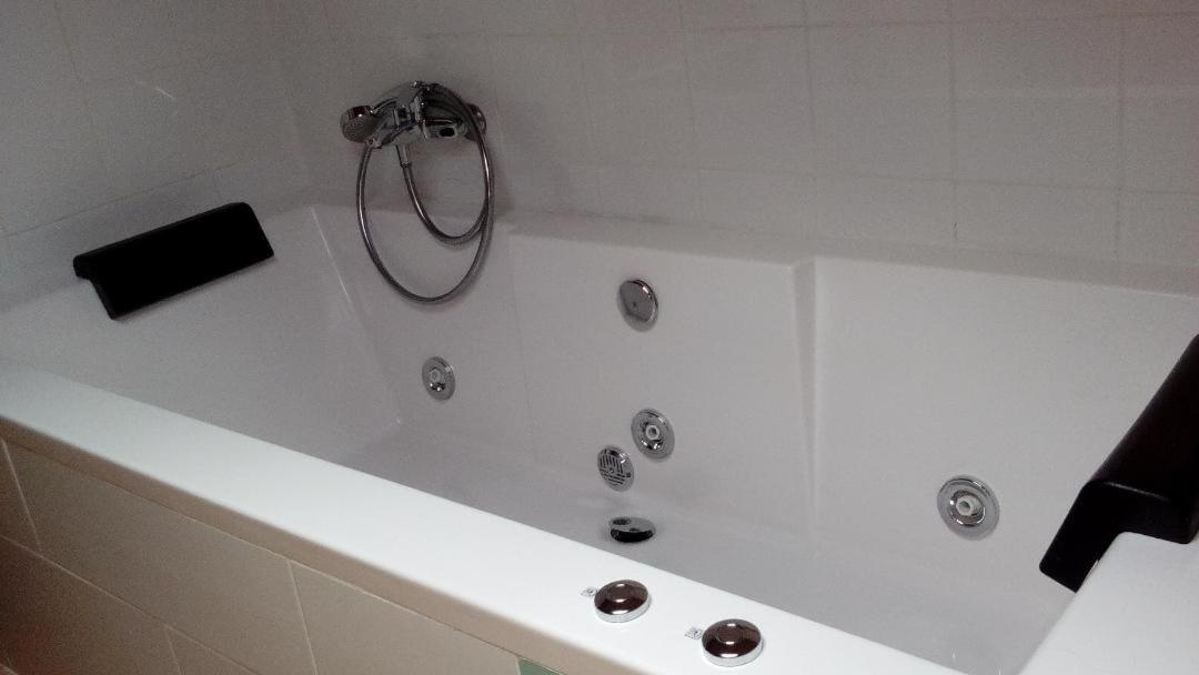 Un baño de Hotel "Posada de Cantabria EL SOLAR" -Cenas típicas y Gintonic- Bar -Terraza panorámica