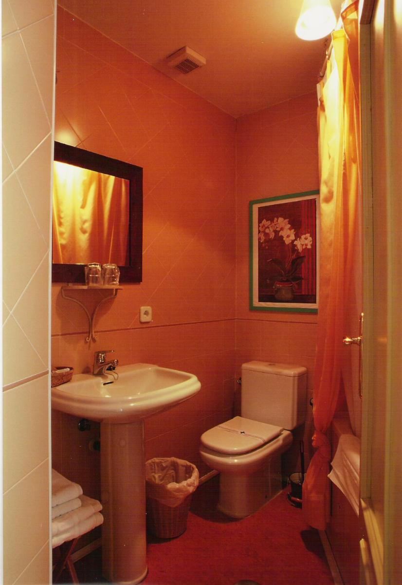 Hostal Fornos - Housity