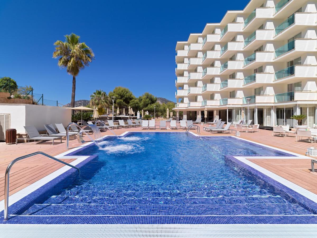 una piscina frente a un hotel en Boutique Hotel H10 Blue Mar - Adults Only, en Camp de Mar