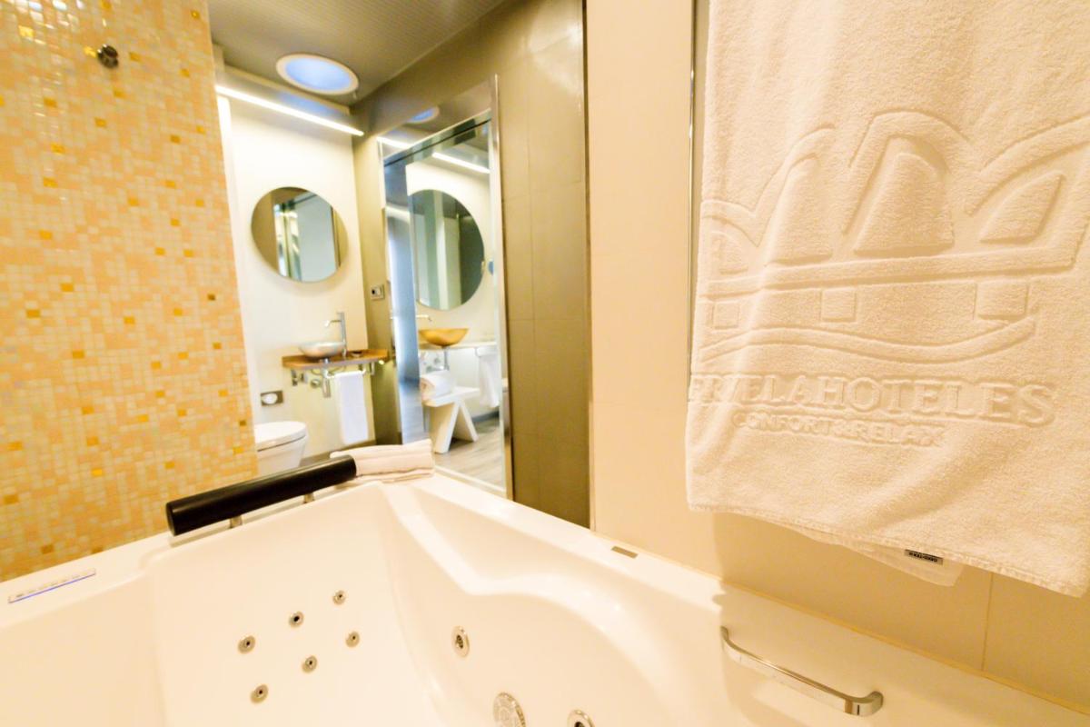 Un baño de Hotel & Spa Princesa Munia