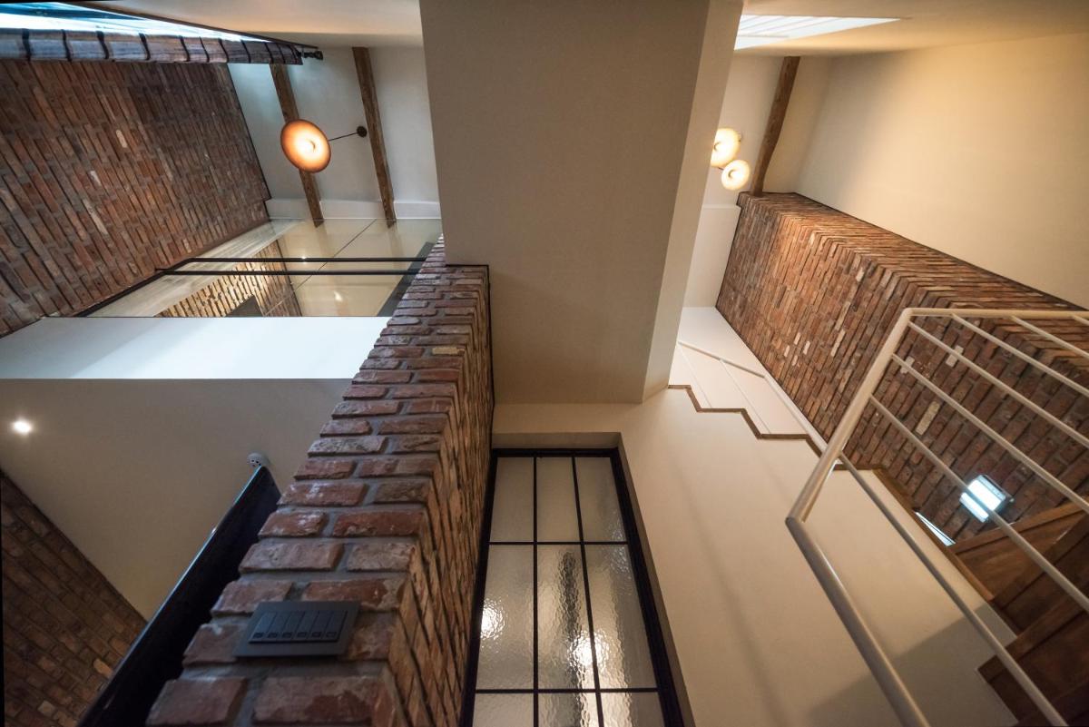 Hotel March - Housity