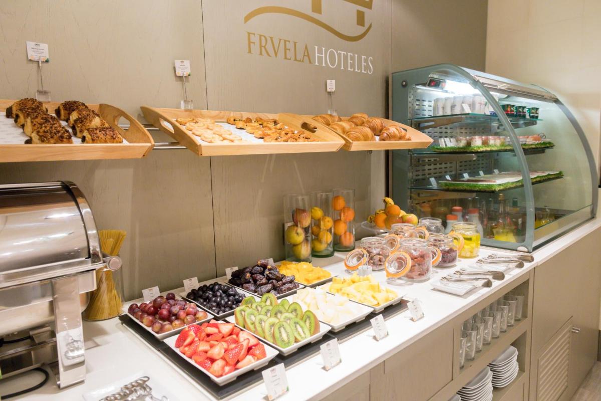 Comida en o cerca de este hotel