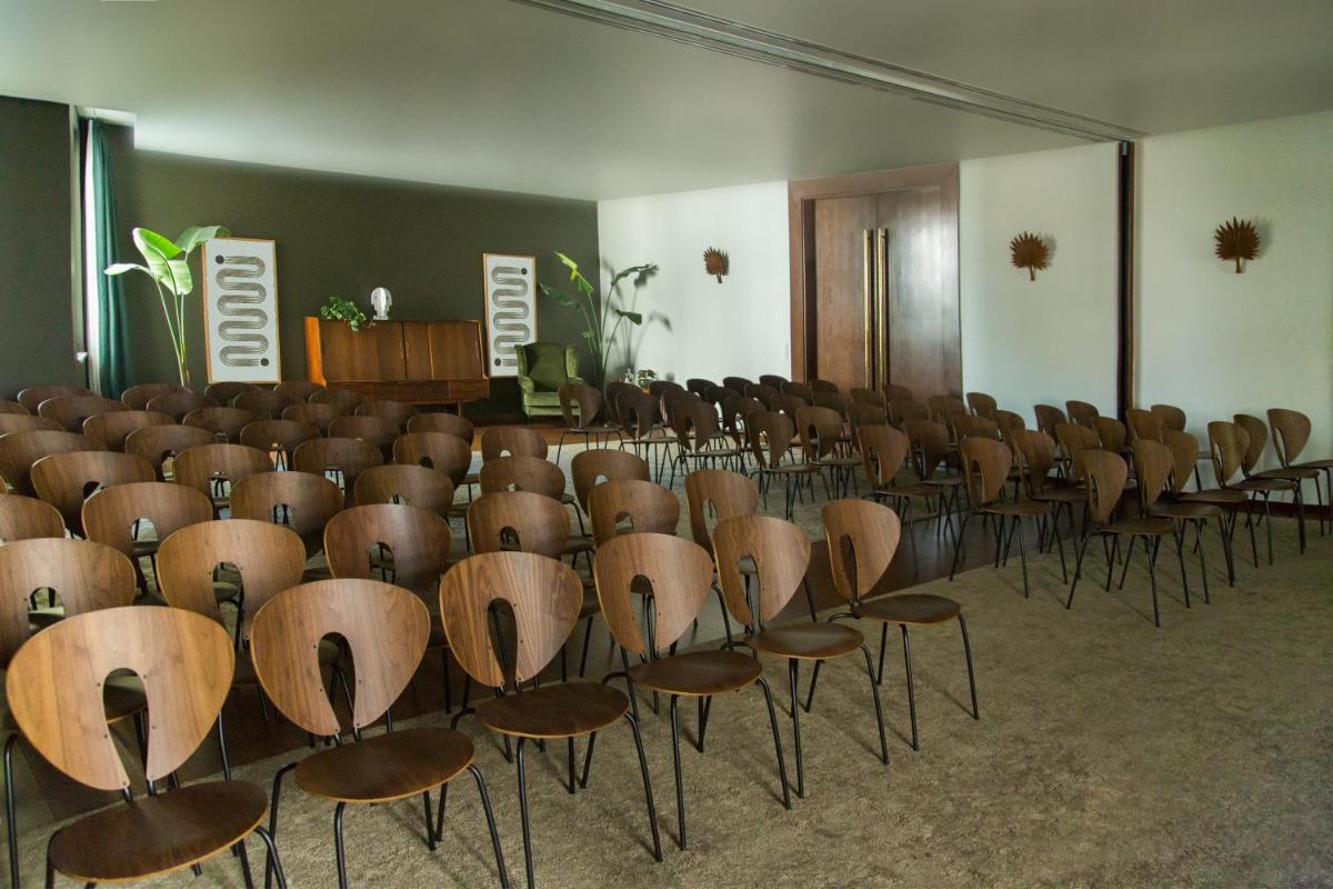 um quarto com filas de cadeiras num quarto em The Vintage Hotel & Spa Lisbon em Lisboa mais 48 fotografias