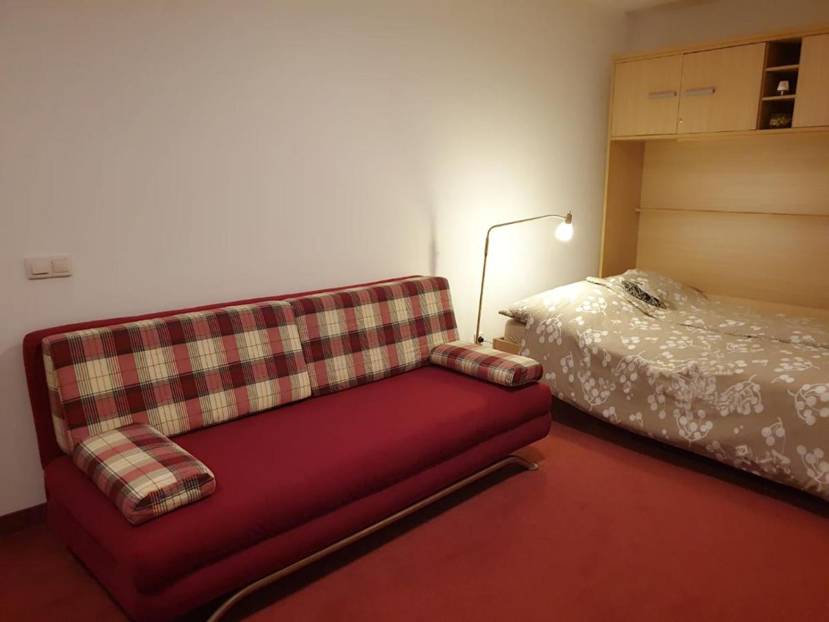 Red Rose Apartment - Housity