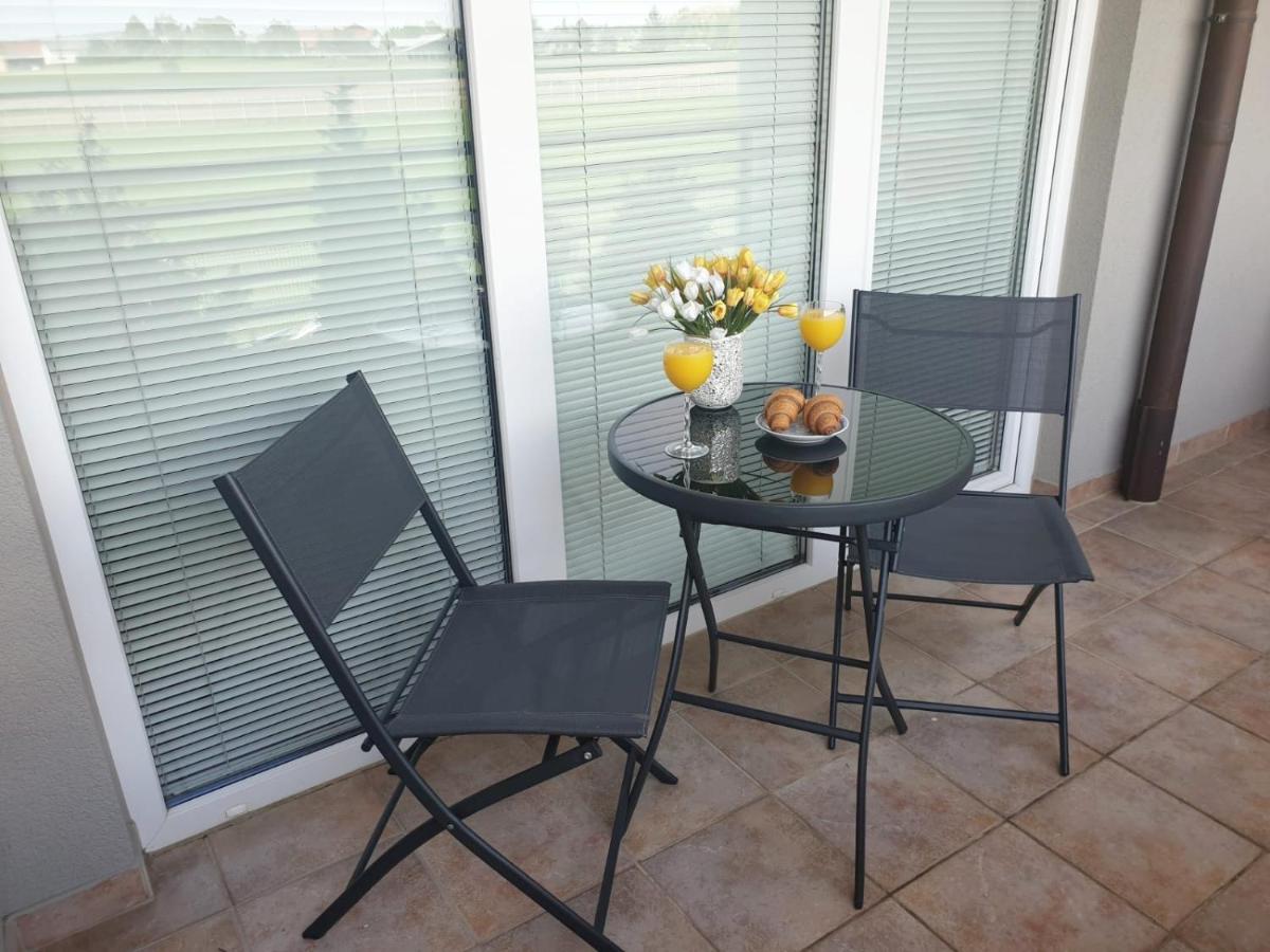 Red Rose Apartment - Housity