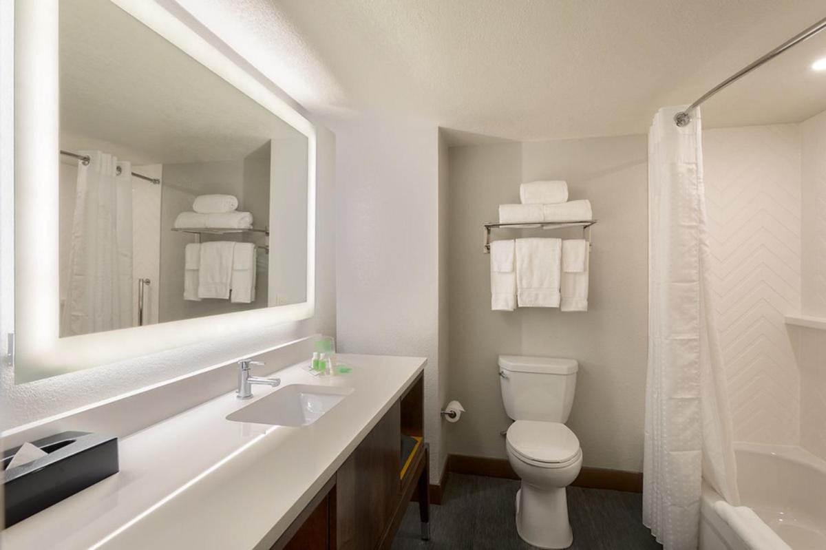 Holiday Inn & Suites Orlando SW - Celebration Area, an IHG Hotel - Housity