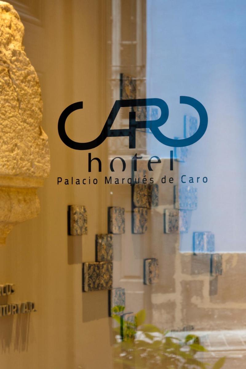 Certificado, premio, señal o documento que está expuesto en Caro Hotel