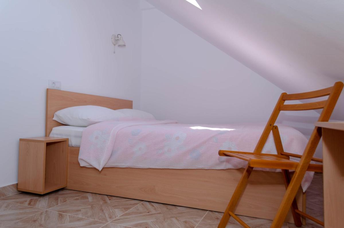 Mansarda mica cu baie proprie - Housity