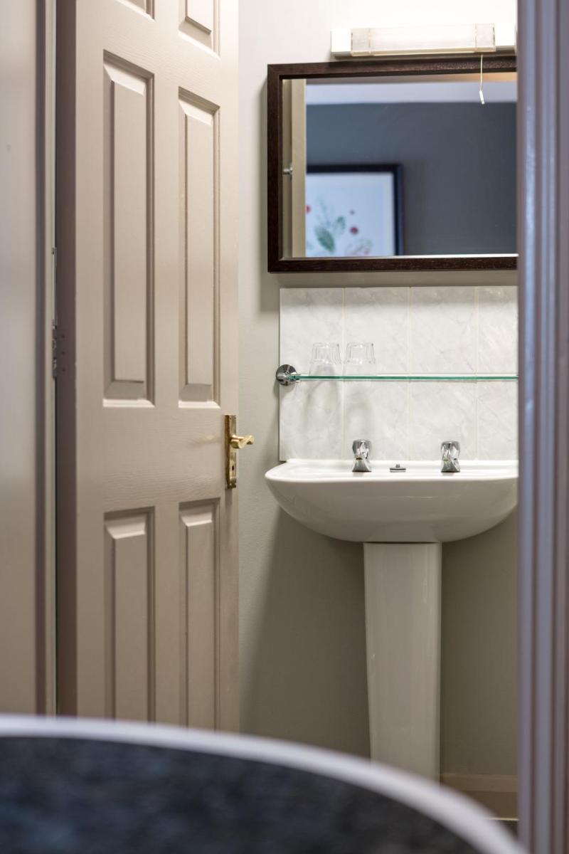 White Hart by Chef & Brewer Collection - Housity