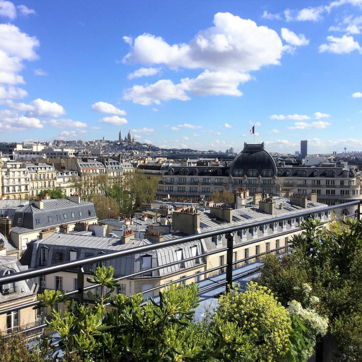 Vue générale sur Paris ou vue de la ville depuis l'hôtel