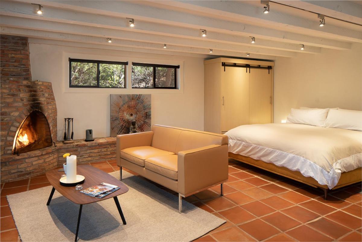 Modern, Luxury Studio With Awe Inspiring Red Rock Views Private Trail Head - Outdoor Firepit, Indoor Fireplace, on Property Sauna, Aromatherapy Steam Room, Hot Tub, Pools and Wellness Services - Housity