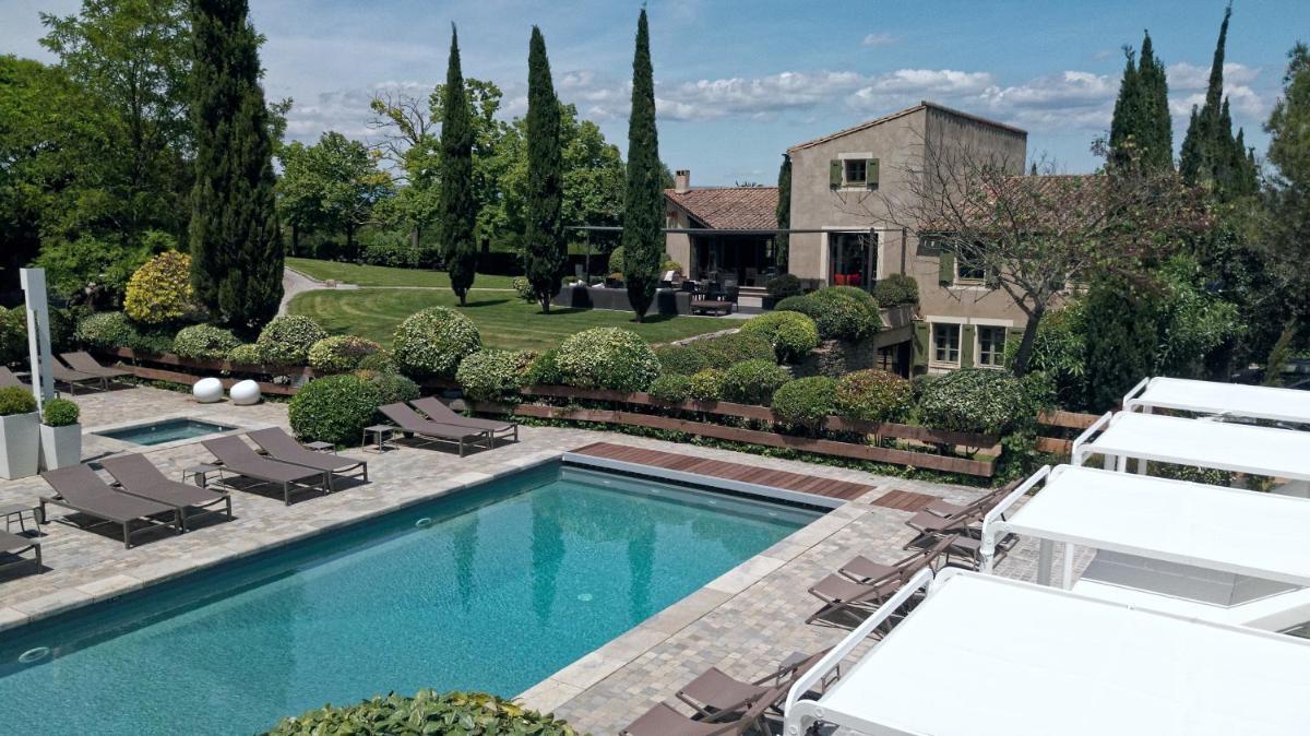 Piscine de l'établissement Hôtel Montmorency & Spa ou située à proximité