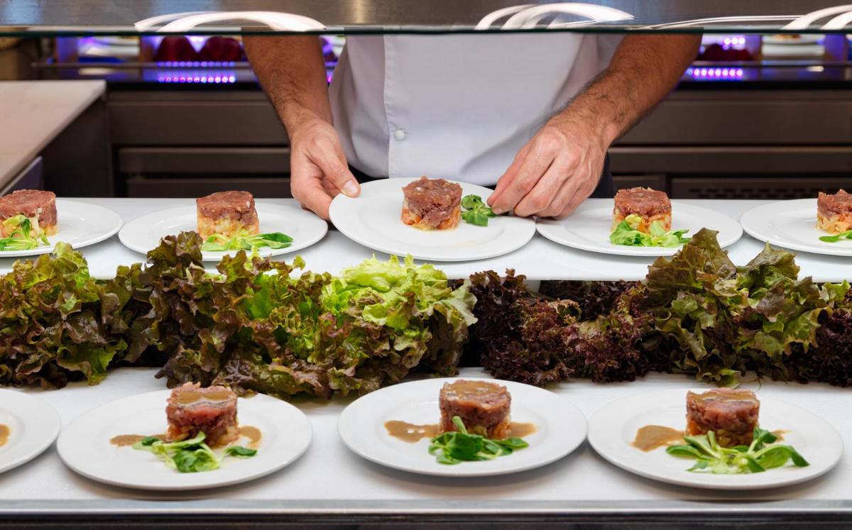 Comida en o cerca de este hotel