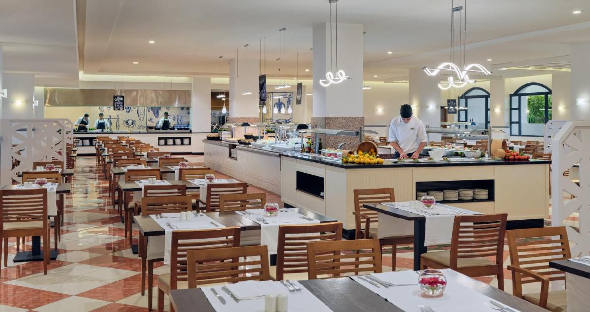 Un restaurante o sitio para comer en H10 Tindaya