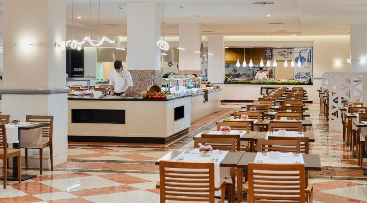 Un restaurante o sitio para comer en H10 Tindaya