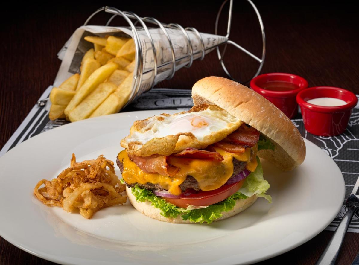 Comida en o cerca de este hotel