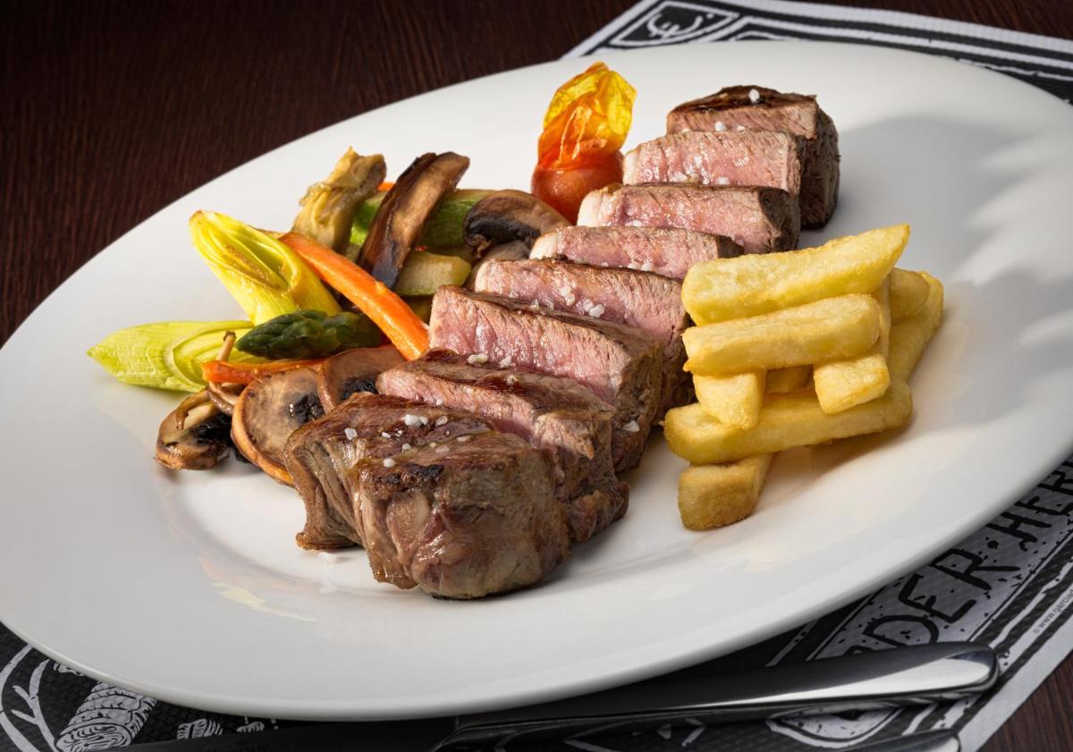 Comida en o cerca de este hotel