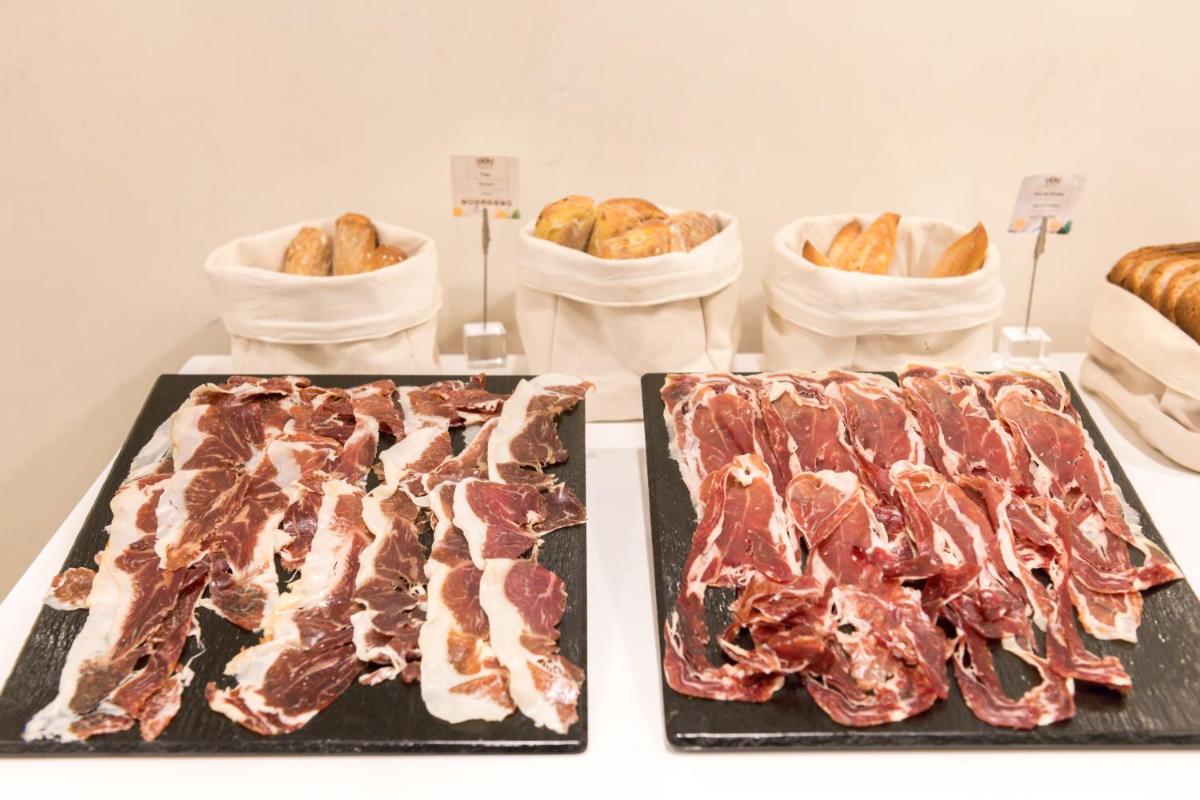 Comida en o cerca de este hotel