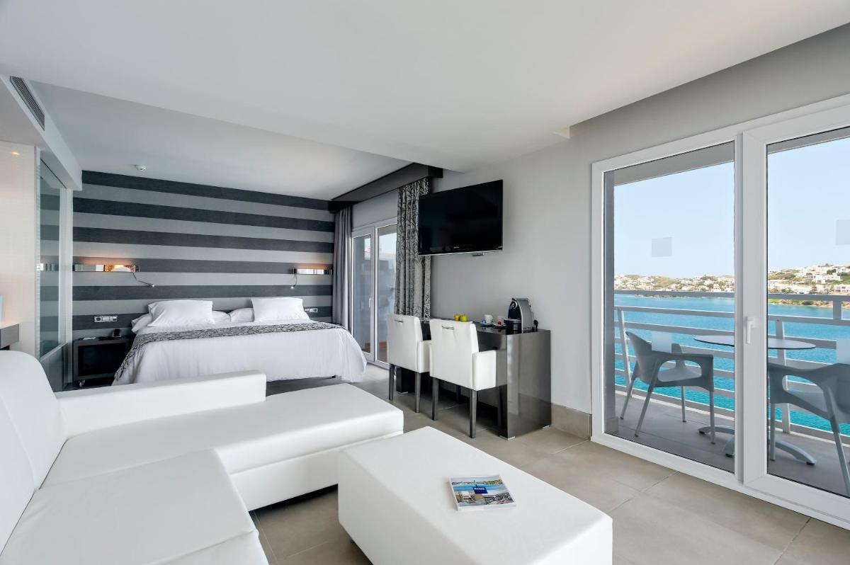 Una habitación de hotel con una cama y vista al océano. en Barceló Hamilton Menorca - Adults Only, en Es Castell