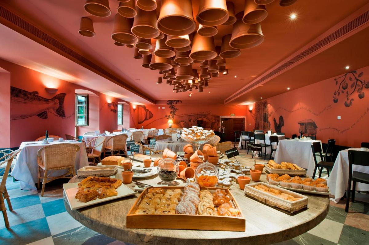 Comida en o cerca de este hotel