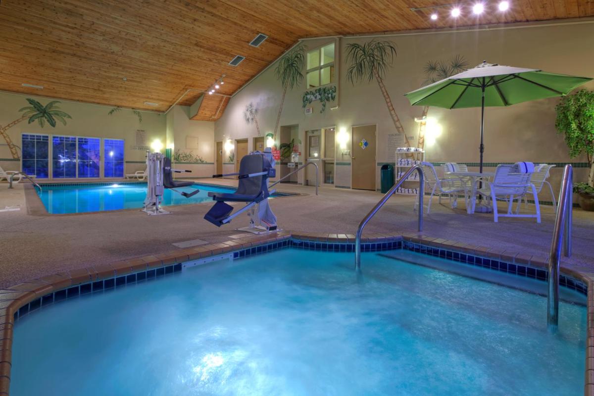 Country Inn & Suites by Radisson, Waterloo, IA - Housity