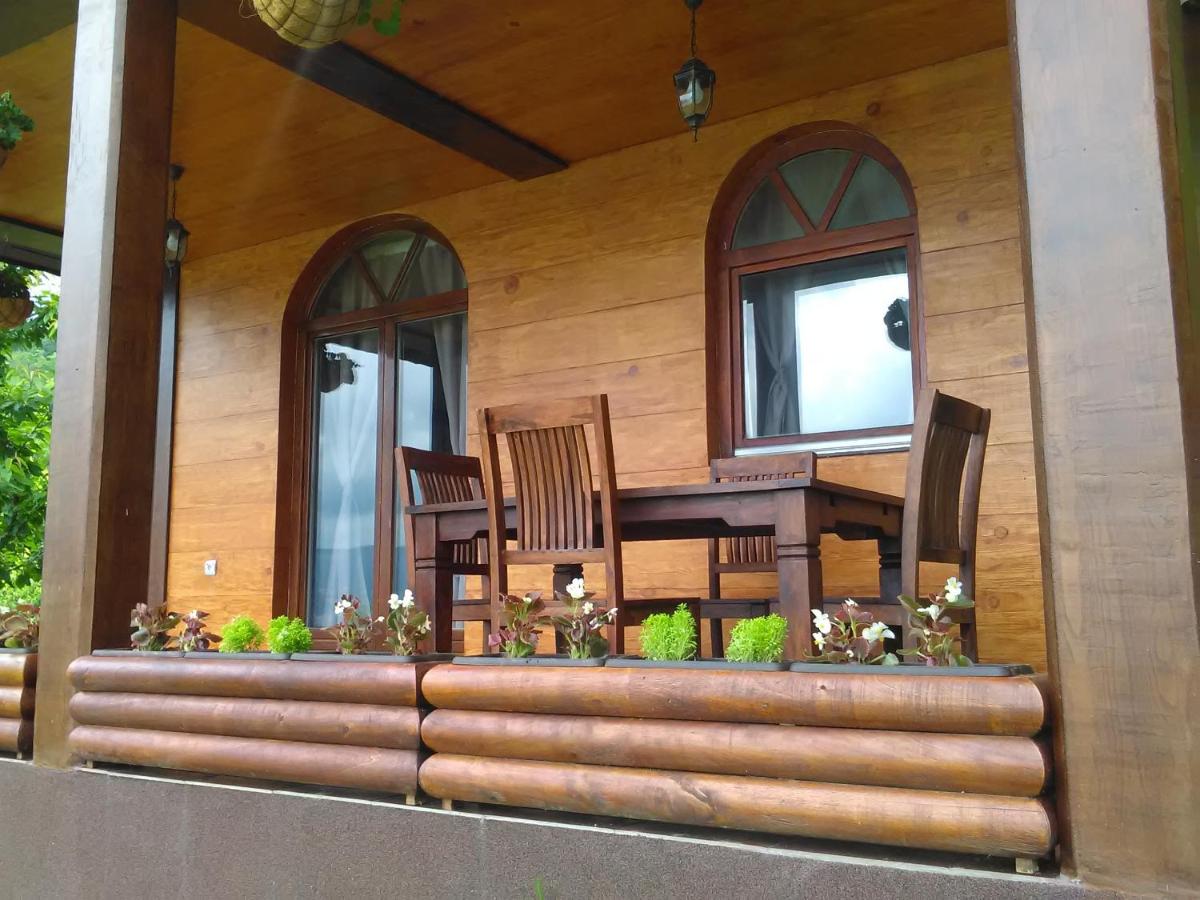 Carobni breg - Housity