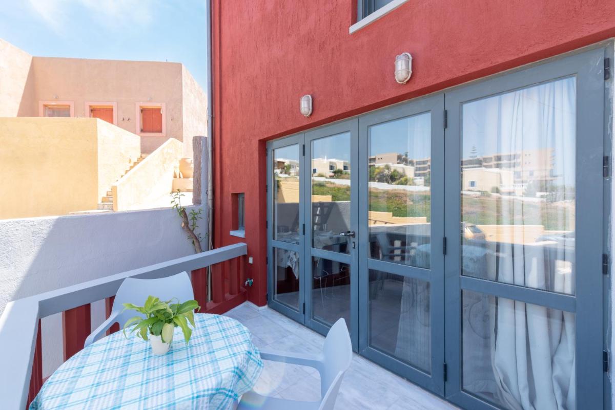 Red Beachfront Apartment - Housity