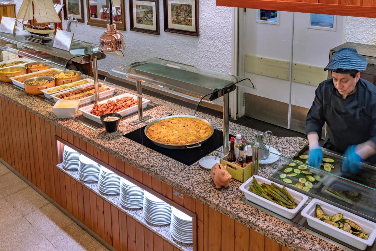 Comida en o cerca de este hotel