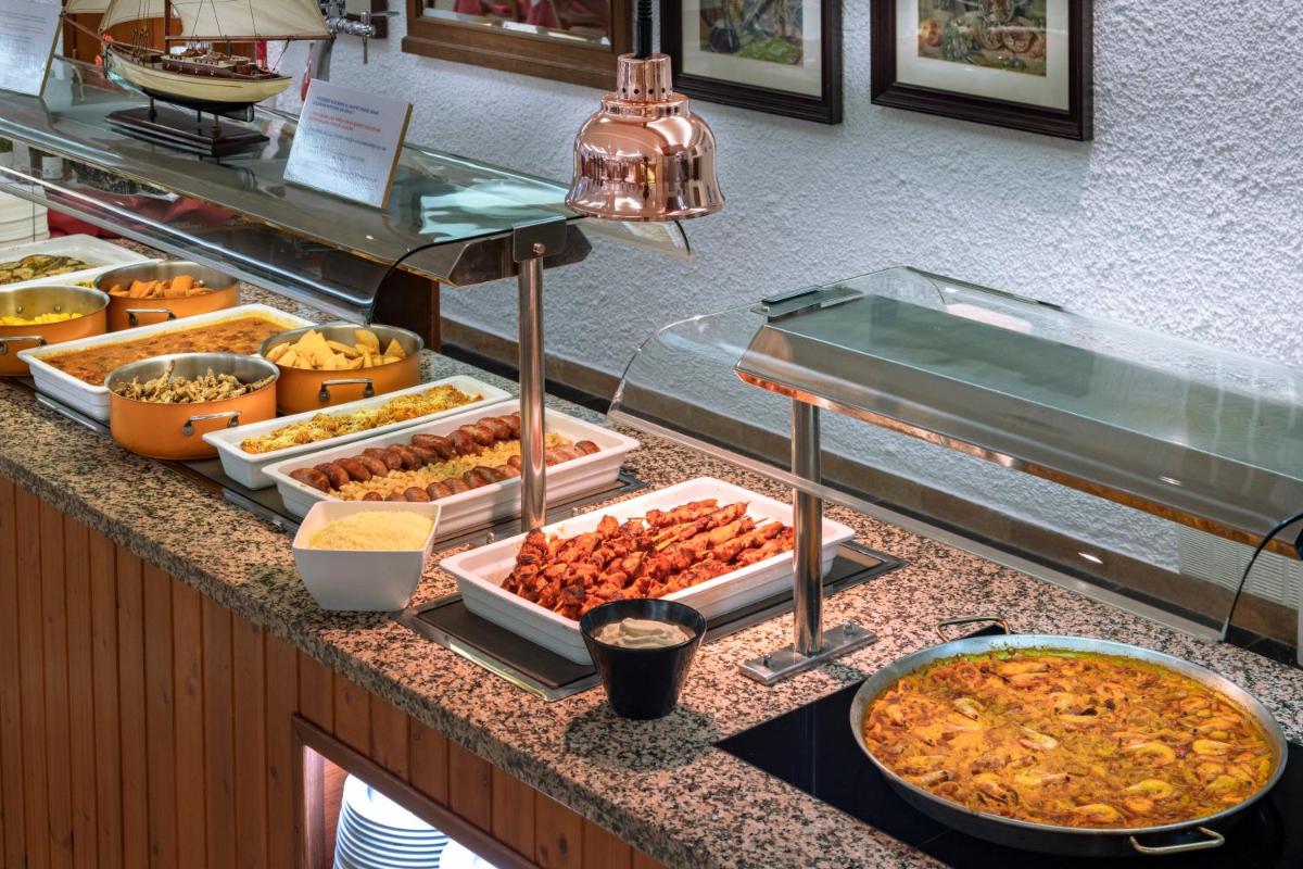 Comida en o cerca de este hotel