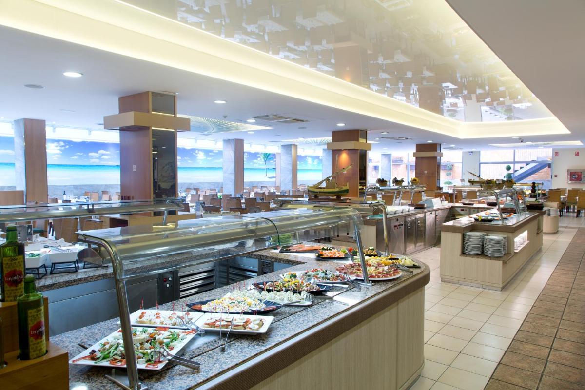 Comida en o cerca de este hotel