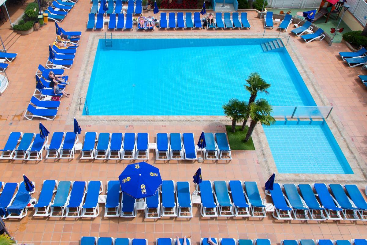 Piscina en o cerca de GHT Oasis Tossa & Spa