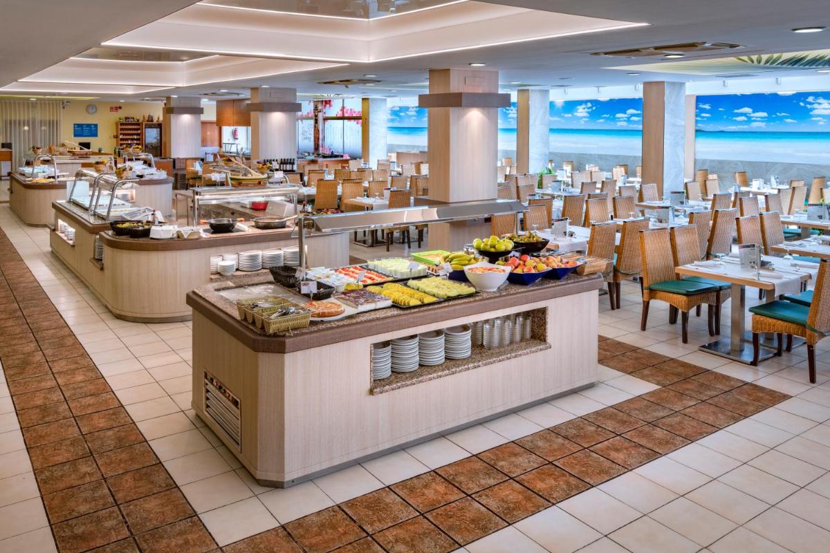 Comida en o cerca de este hotel