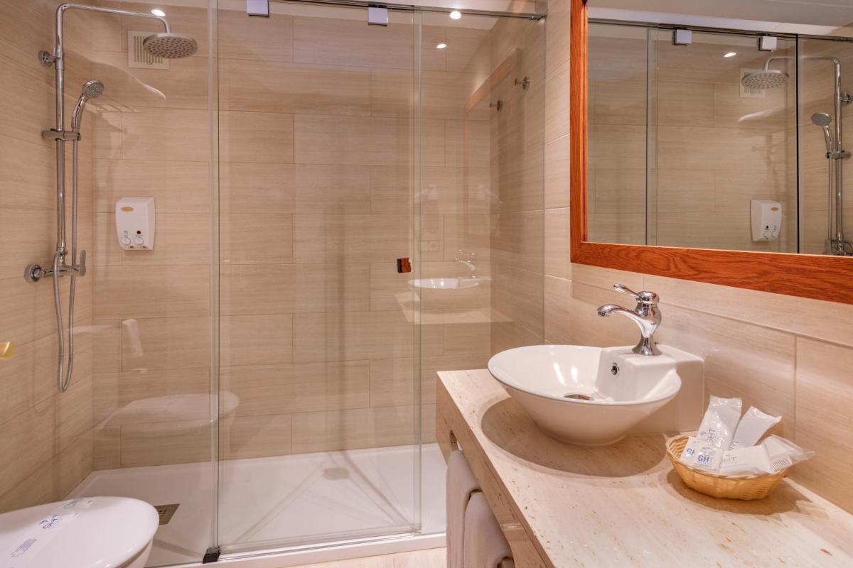 Un baño de Hotel GHT Neptuno-Tossa & Venus SPA