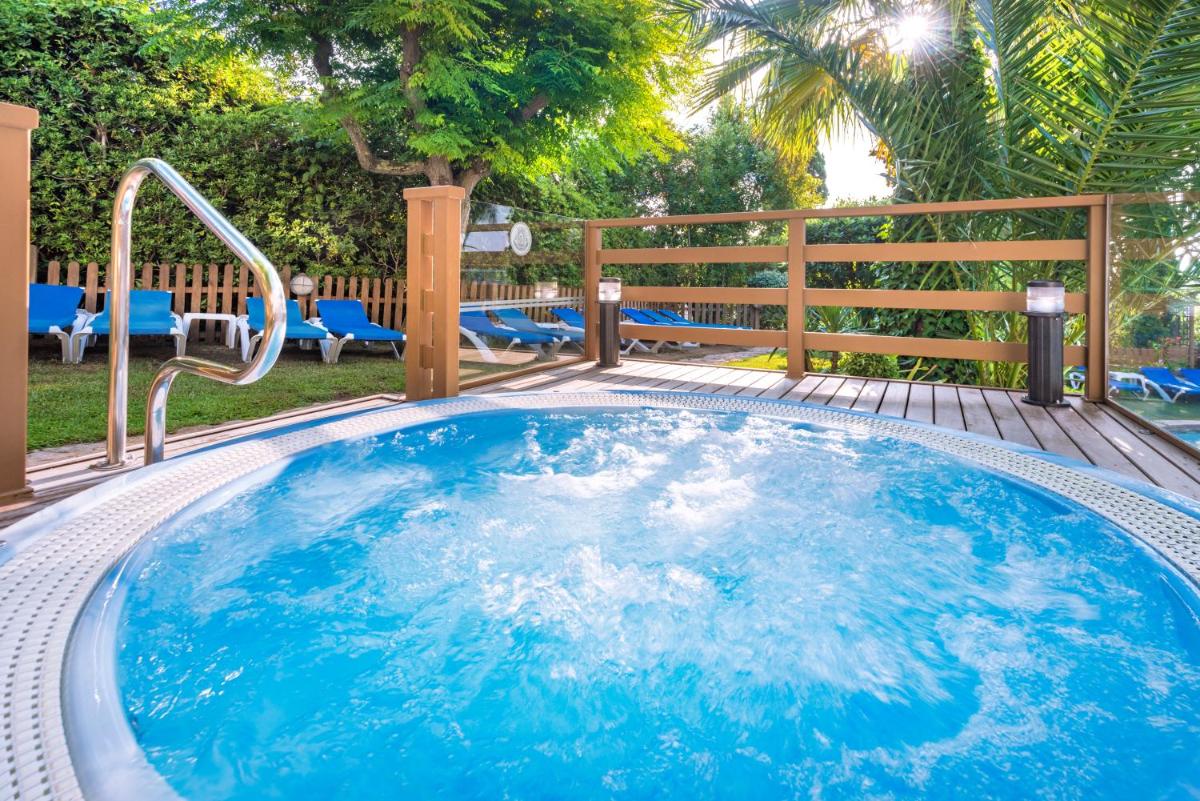 Piscina en o cerca de Hotel GHT Neptuno-Tossa & Venus SPA