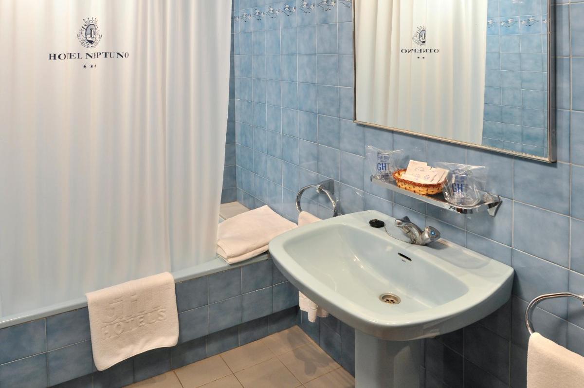 Un baño de Hotel GHT Neptuno-Tossa & Venus SPA