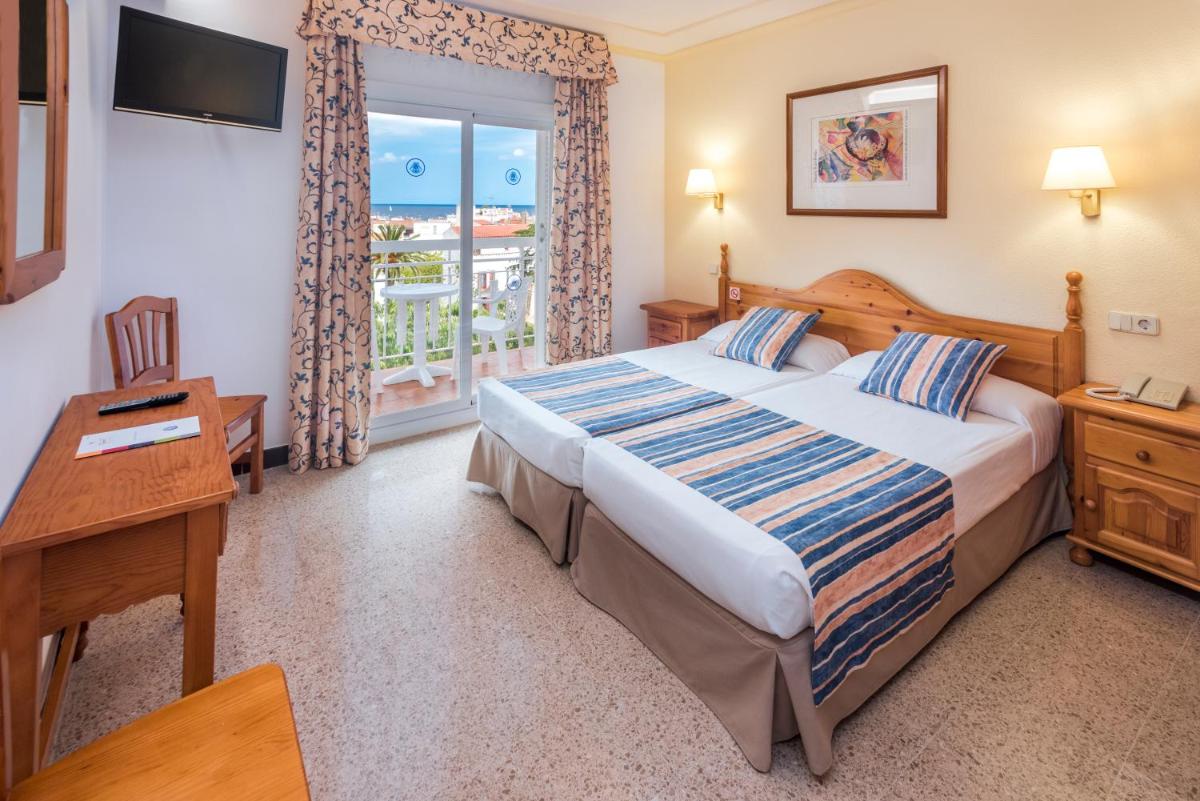 Cama o camas de una habitación en Hotel GHT Neptuno-Tossa & Venus SPA