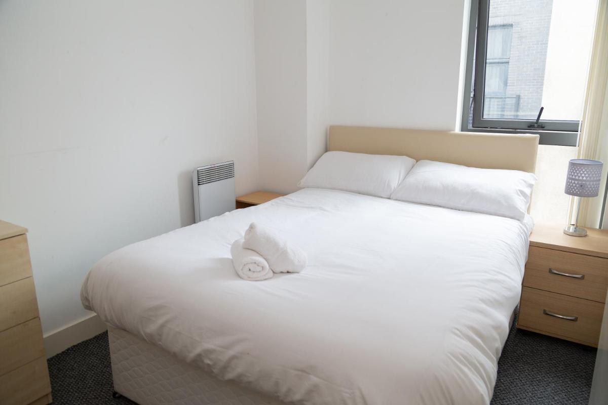Serviced Apartment In Liverpool City Centre - Free Parking - Balcony - by Happy Days - Housity