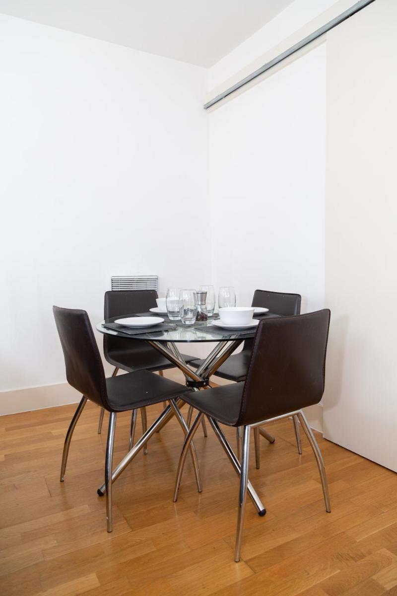 Serviced Apartment In Liverpool City Centre - Free Parking - Balcony - by Happy Days - Housity